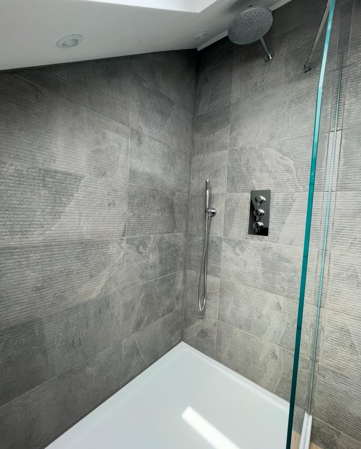 despues-reforma-bano-ducha-revestimiento-gris