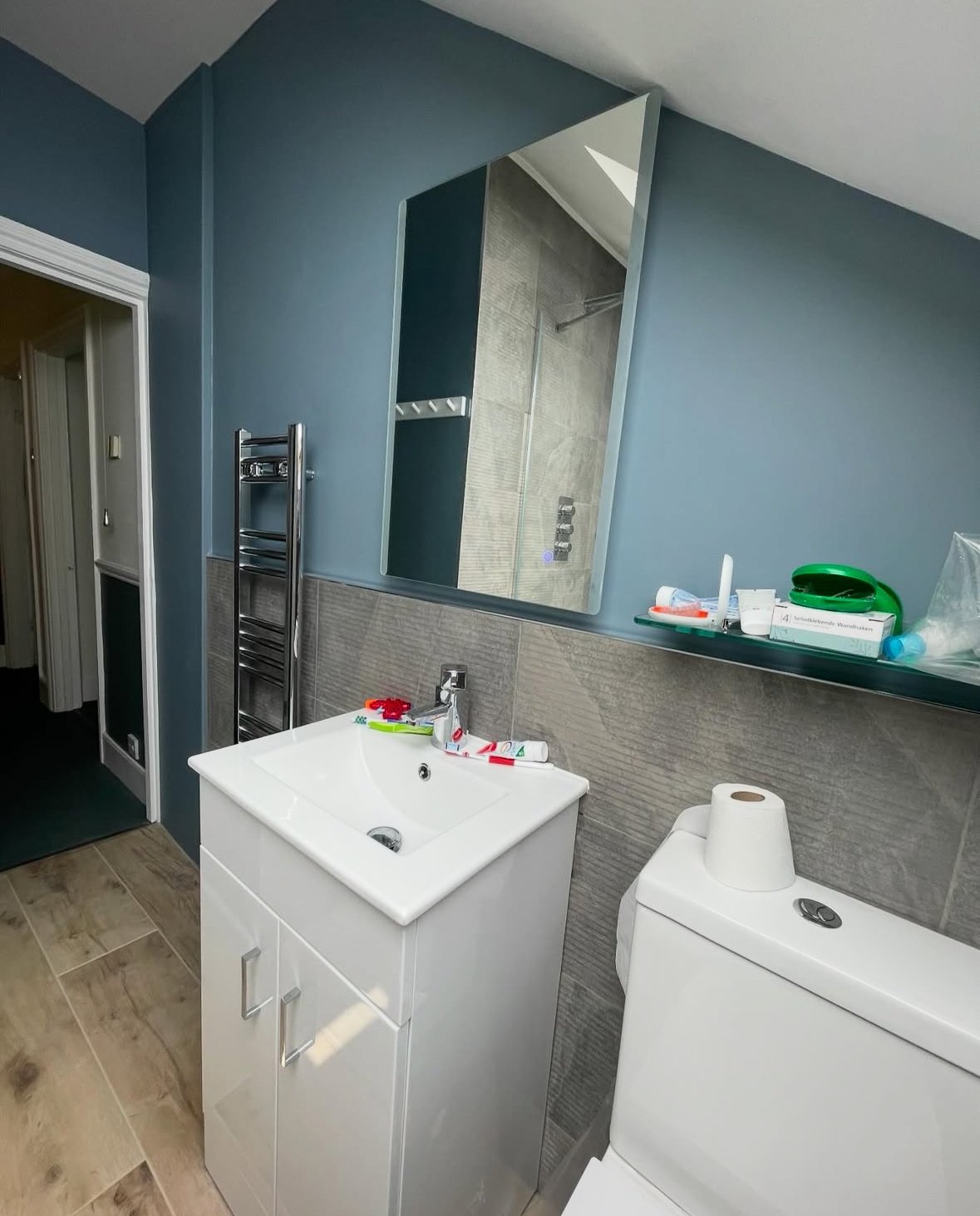 despues-reforma-bano-lavabo-espejo-moderno