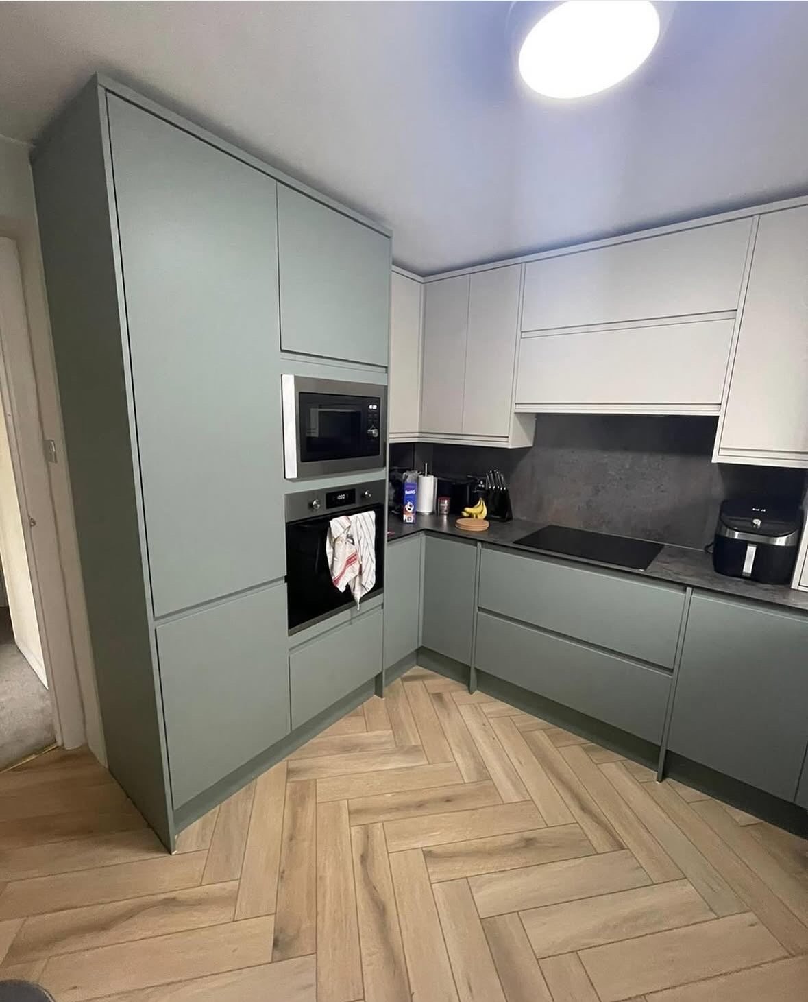 despues-reforma-cocina-muebles-integrados-minimalista